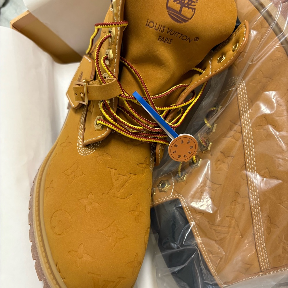 Louis Vuitton Yellow and Black Leather Detail - Picture 3 of 12